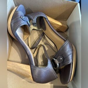 NIB FRYE Leather Shoes “Gerry” Ankle Strap Gray Sz 10 High-Heels Metal Hardware